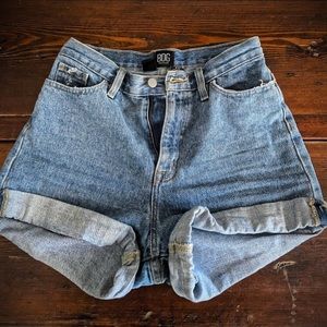 Urban Outfitters BDG 12” High-Rise Mom Short 26